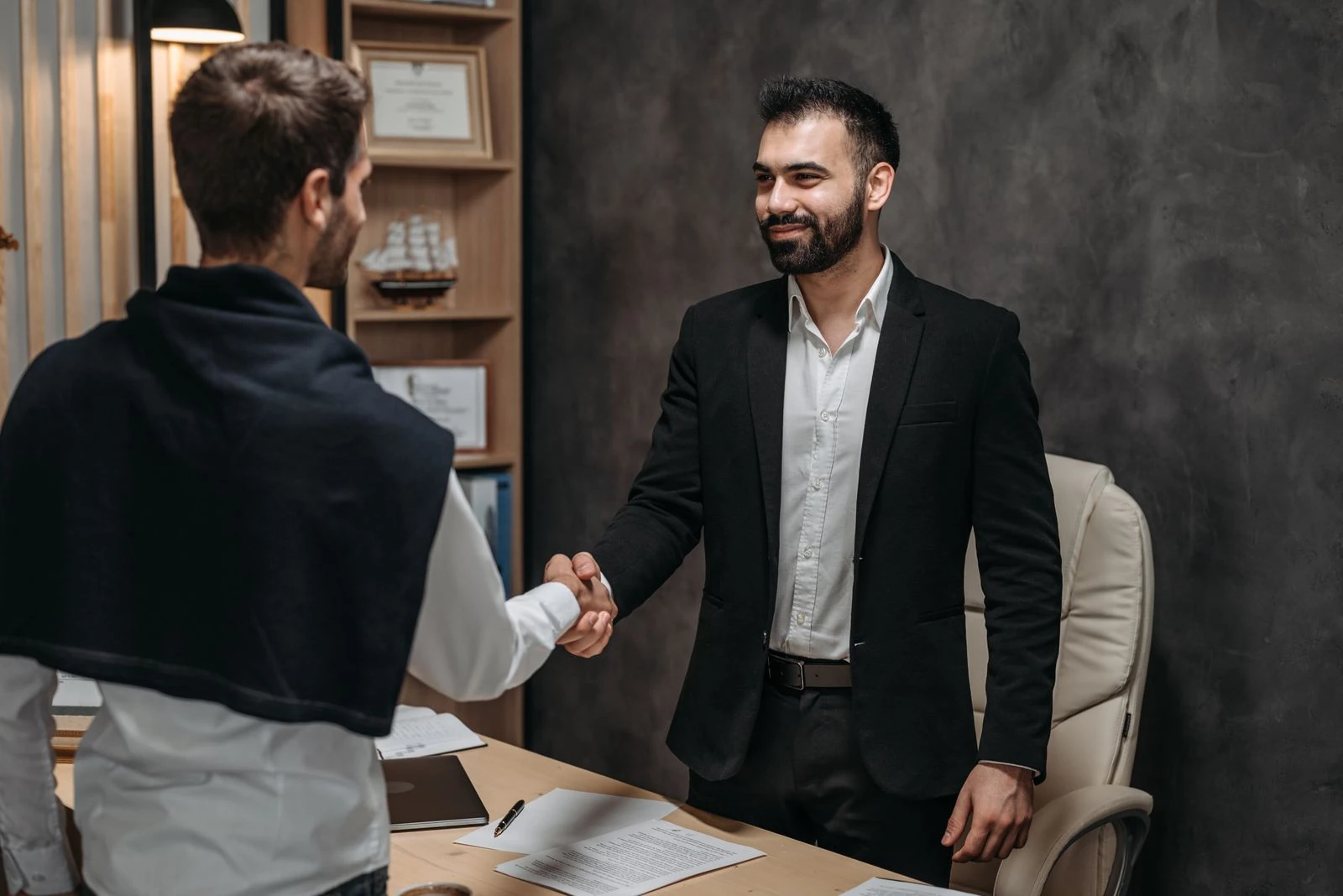 Advogado recebendo um cliente no escritório