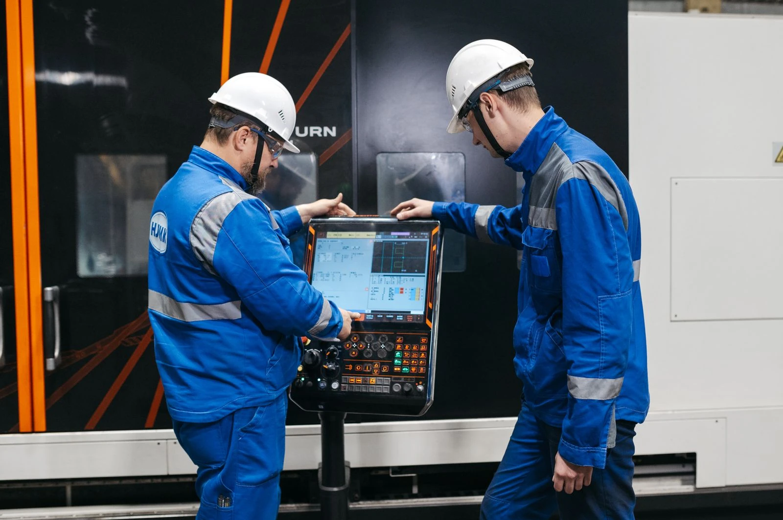 Engenheiros conferindo a produção na máquina da fábrica